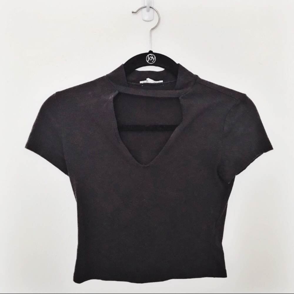 Choker cut out crop